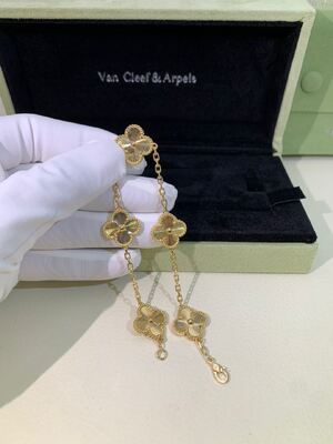 Alhambra Bracelet Van Cleef And Arpels 5 Motifs 18K Yellow Gold Carnelian Red Stone VCARD35500