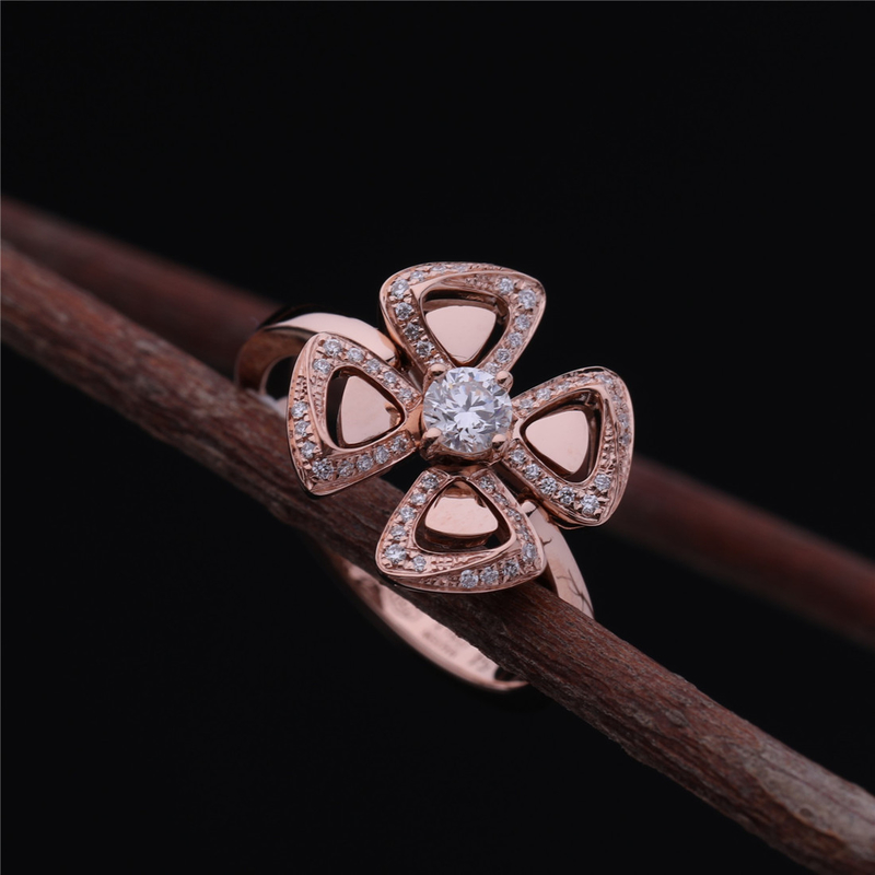 Roman Love Flower Ring Fiorever 18 kt Rose Gold Ring set with a central diamond and pavé diamonds